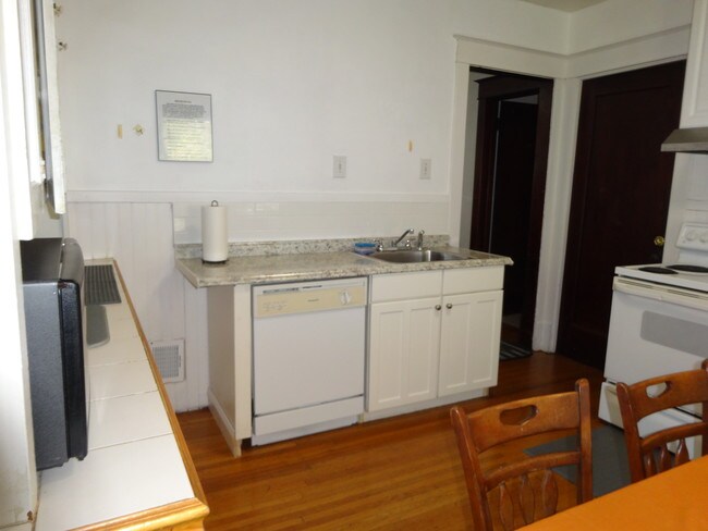 Kitchen - 187 Kenmore Ave