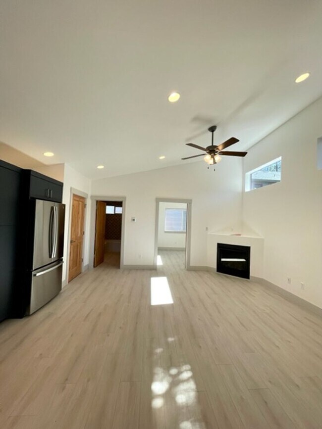 Building Photo - Hartford Duplex - 01355-HART-00