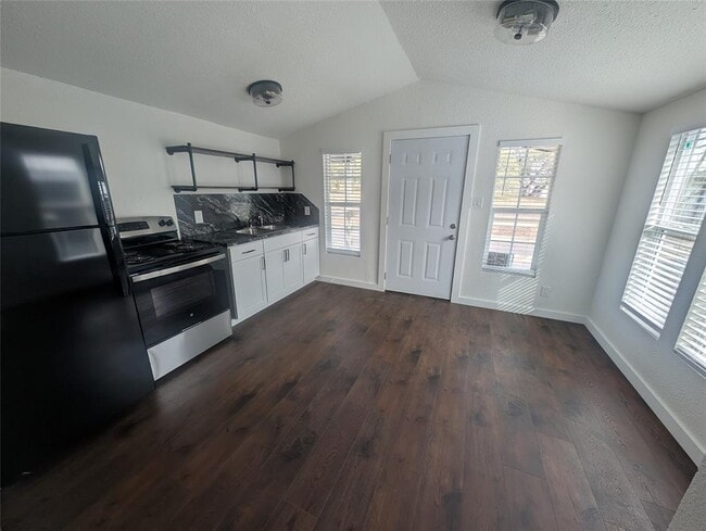 Building Photo - 3019 E 12th St