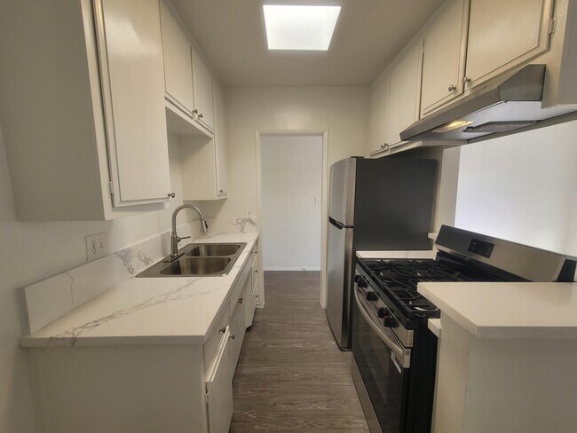 Foto del edificio - 3731 Canfield Ave