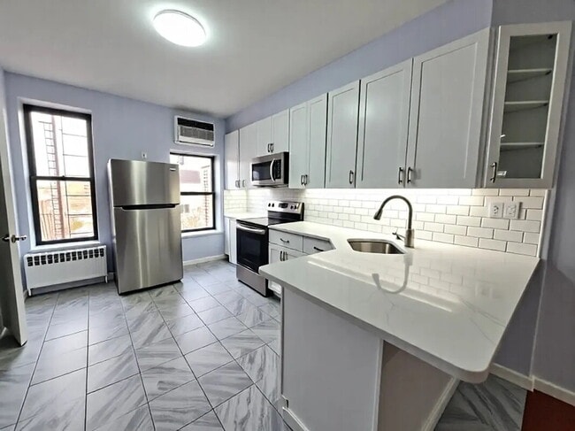 Foto del edificio - sunny, renovated, rent-stabilized one-bedroom apartment
