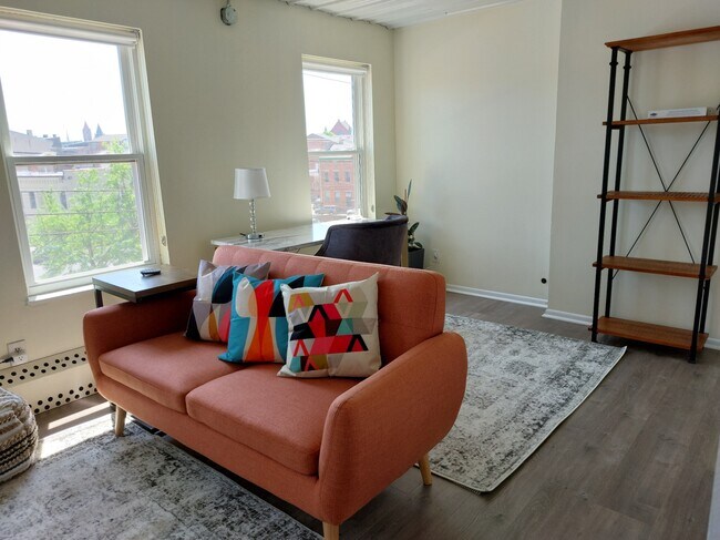 living room - 118 E Liberty St