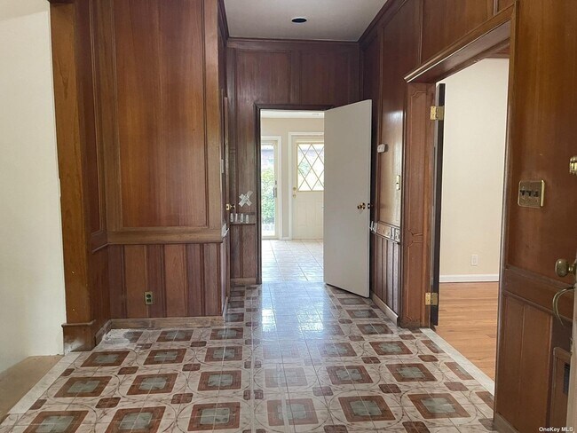 Building Photo - 547 Fairway Dr