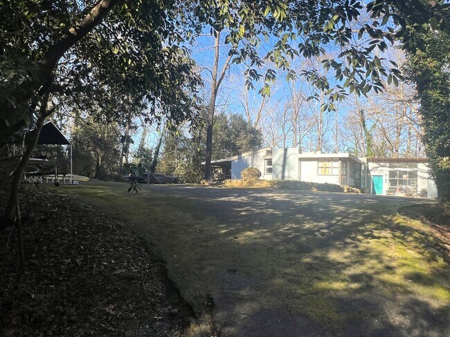 Foto del edificio - Hide Away Home off Ingleside!!