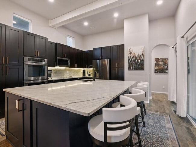 Foto del edificio - 8952 Tutt Blvd