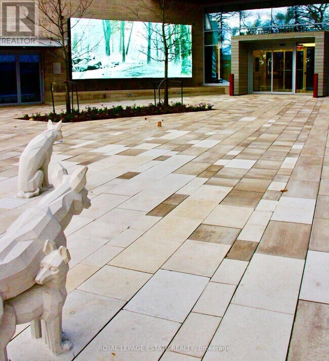 Photo du bâtiment - 1830 Bloor St W