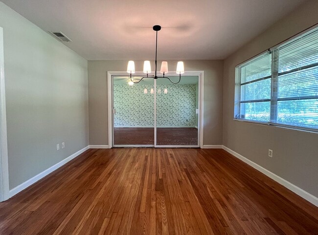 Building Photo - Centrally Located 3BR/2BA House - Availabl...