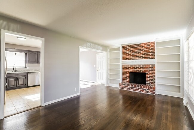 Building Photo - Charming 3 Bedroom
