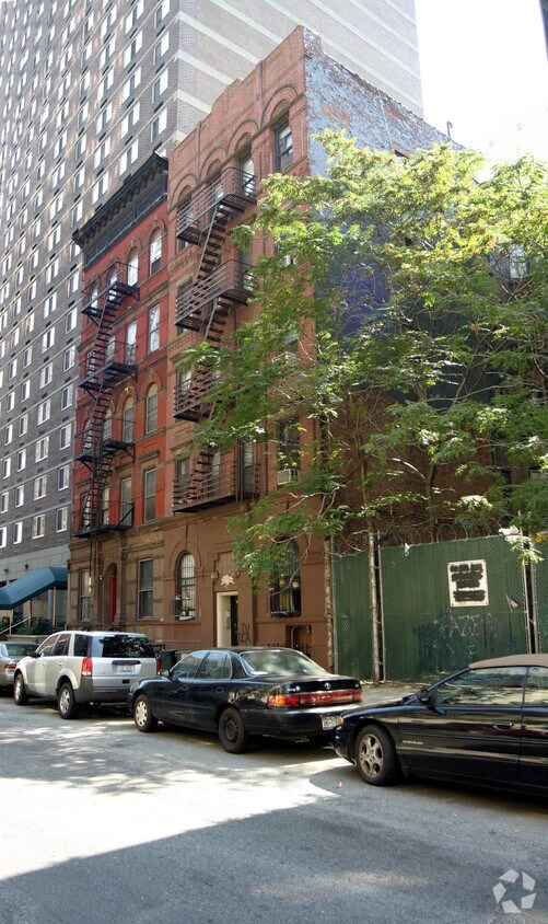 Primary Photo - 334 E 94th St