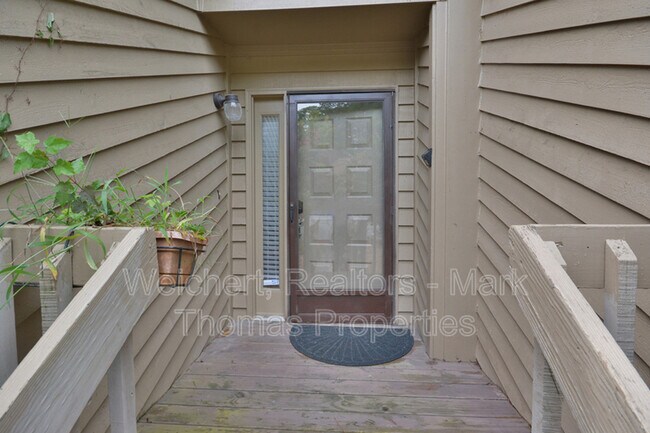 Building Photo - 111 Twisted Oak Pl