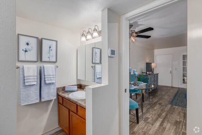1BR, 1BA - 554SF - Bathroom - Cimarron Apartments