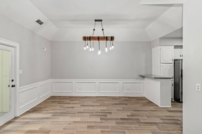Dining area - 1113 Redbud Ave