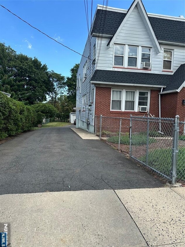 Building Photo - 142 Rutherford Pl