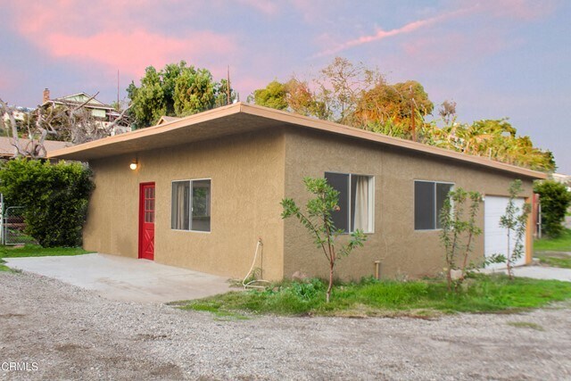 Primary Photo - 208 E Loop Dr