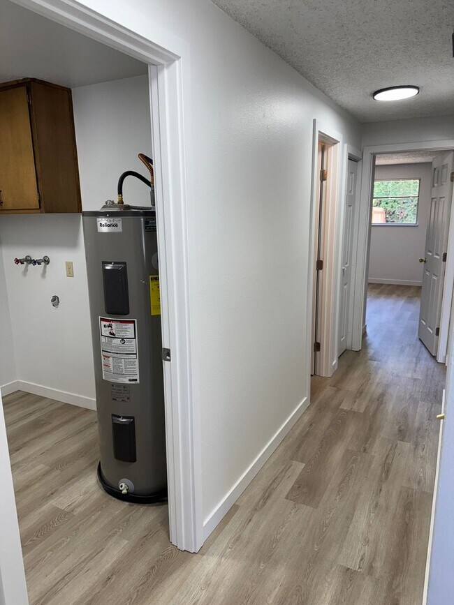 Foto del edificio - Large single level 2-bedroom/1 bath duplex in Springfield!