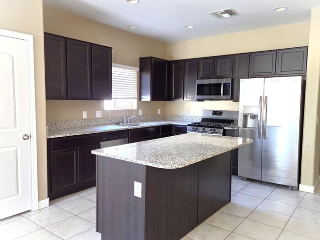 Foto del edificio - 3 bedroom home with den or office