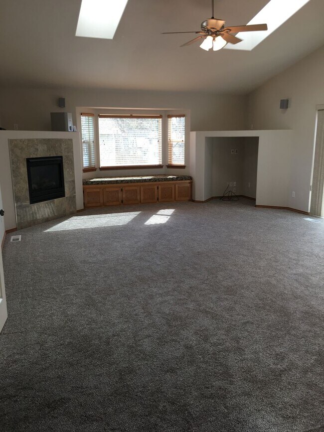 Foto del edificio - Large 4 bedroom house that is Pet Friendly!