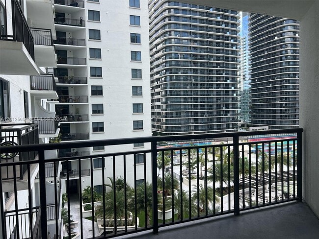 Foto del edificio - 999 SW 1st Ave