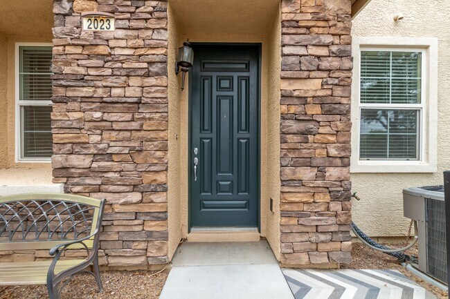 Building Photo - INSPIRADA TOWNHOME-TWO PRIMARY BEDROOMS, E...