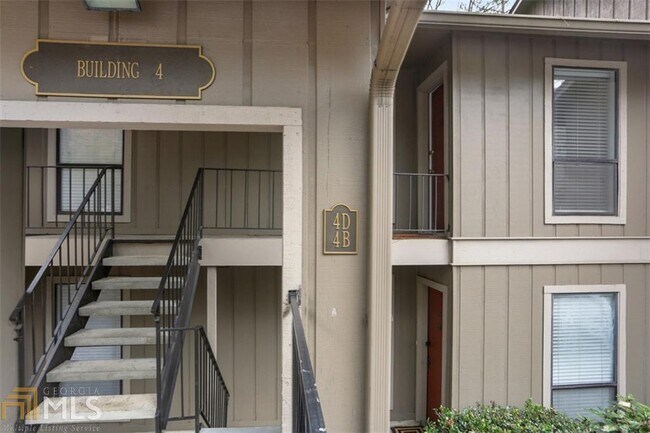 Building Photo - 8740 Roswell Rd