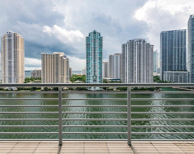 Foto del edificio - 335 S Biscayne Blvd