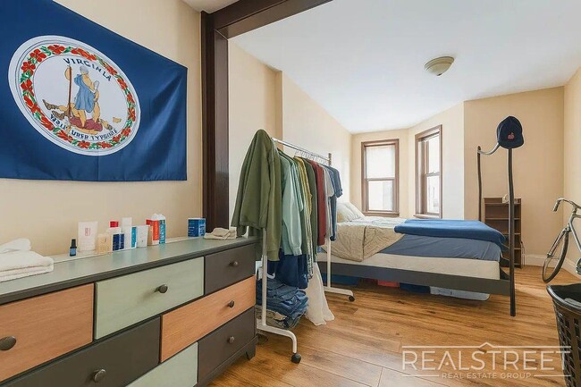 Foto del edificio - Spacious 1.5-Bedroom Penthouse Apartment i...