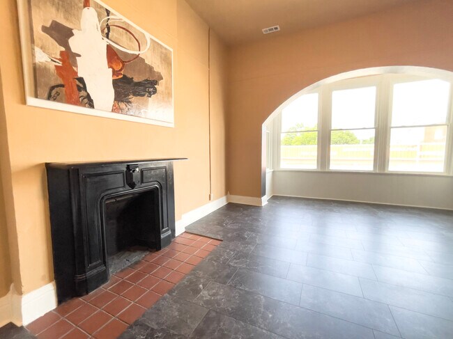 Building Photo - 17 N Main St