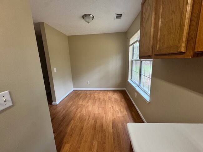 Building Photo - 753 Nelson Rd