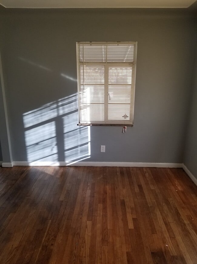 Building Photo - 16623 Princeton - 3 Bed/1.5 bath with dini...
