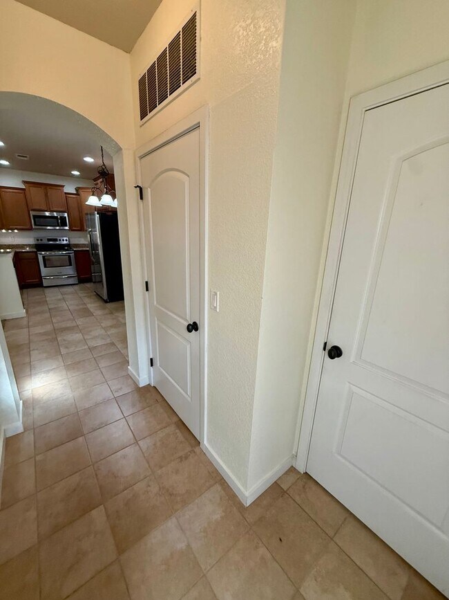 Foto del edificio - Fantastic 2 Bedroom, 2 Bath Ground Level Condo With Detached Garage in Loveland, Colorado