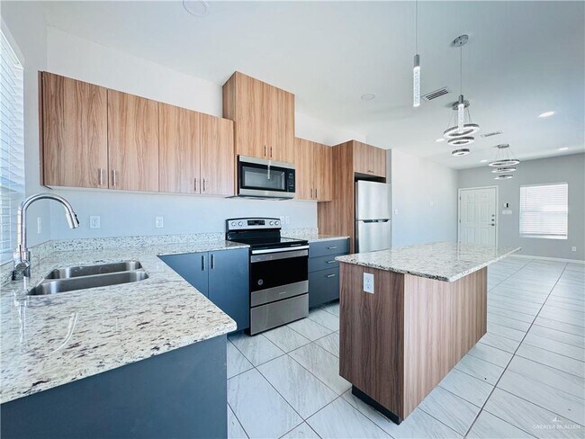Building Photo - 3913 Bella Costa Dr