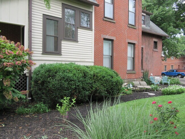 Foto del edificio - 877 Dennison Ave