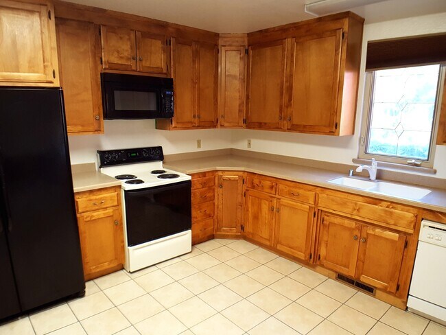 Foto del edificio - Beautiful 2-4 bedroom property near CSUC a...