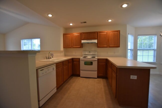 Building Photo - Fantastic 2 bedroom 2 bath end unit townhome