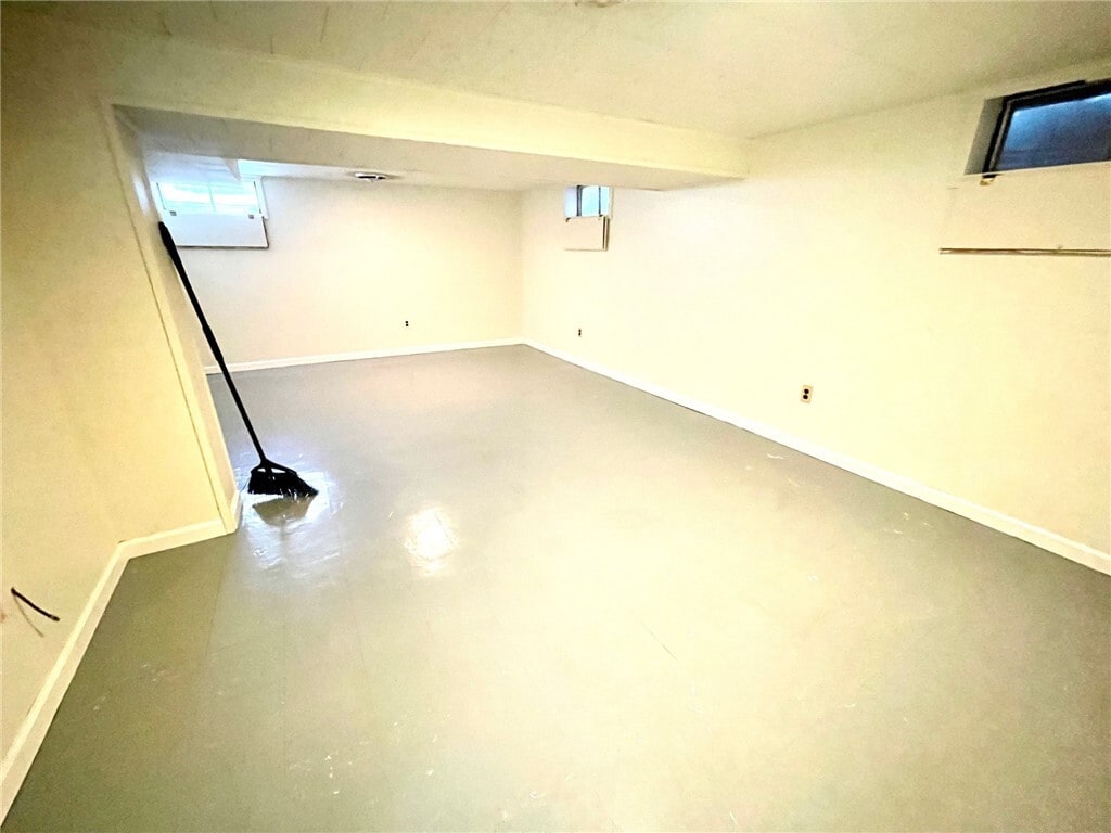 Building Photo - 129 Roselawn Crescent