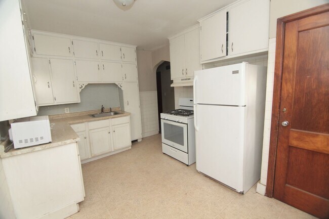 Building Photo - 2 Bedroom 1 Bath Home in Davenport - $250 ...