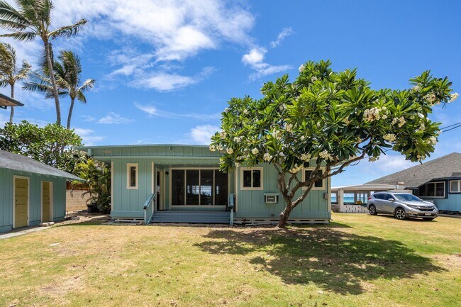 Foto del edificio - Casual Beach Front 3 Bedroom, 2 Bath Home ...