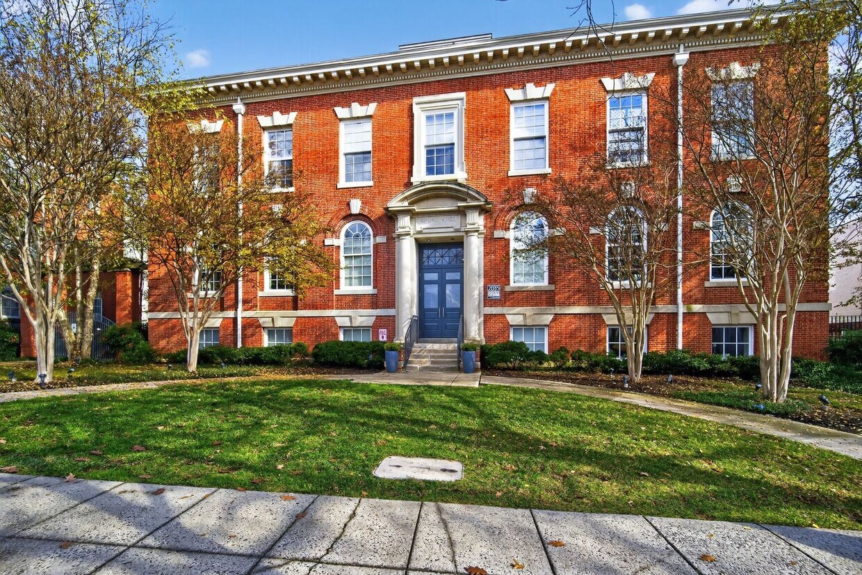 Primary Photo - Available Now! 2 Bed // 2 Bath in Bloomingdale / Ledroit Park with Parking!