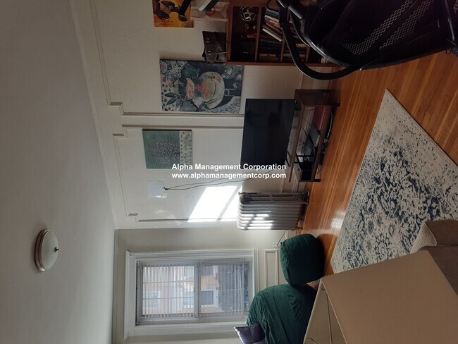 Building Photo - 90 Maple St