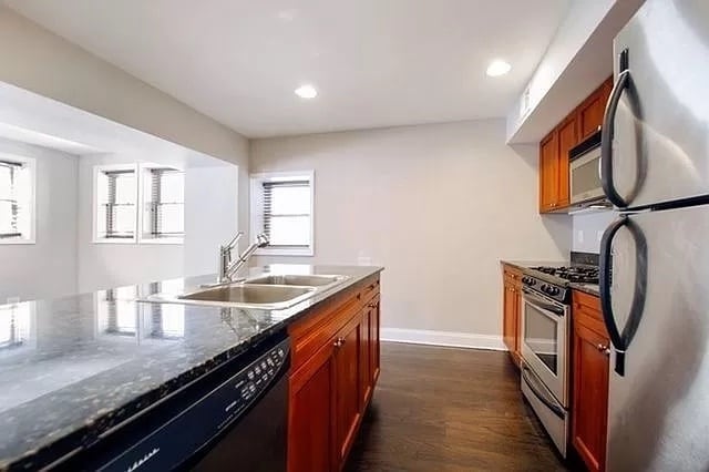 Building Photo - 932 W Wilson Ave
