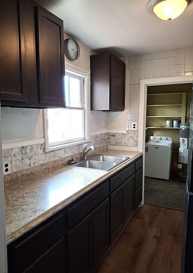 Building Photo - ALL PROSPECTIVE TENANTS MUST SUBMIT A $58 ...