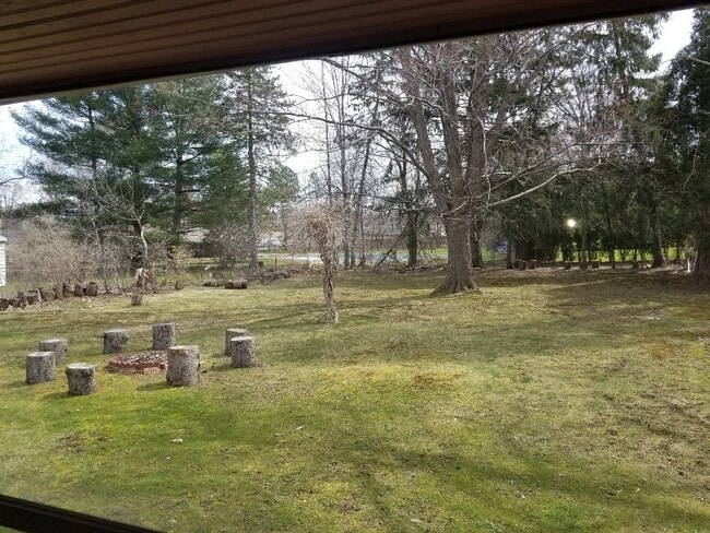 Building Photo - 3 bedroom Bungalow with finished basement..