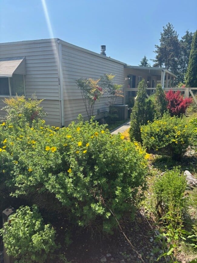 Building Photo - Bothell area Hollyhills location