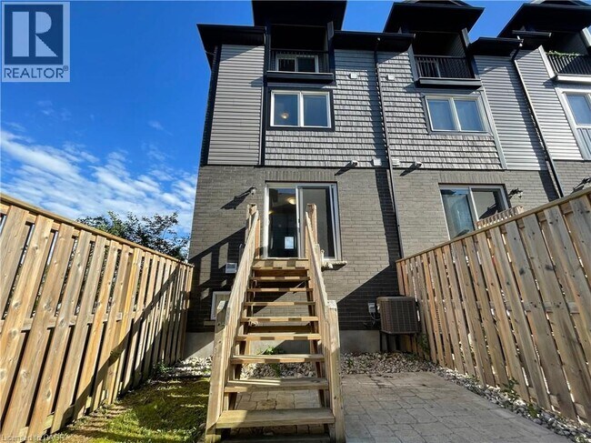 Building Photo - 12 Poplar Dr
