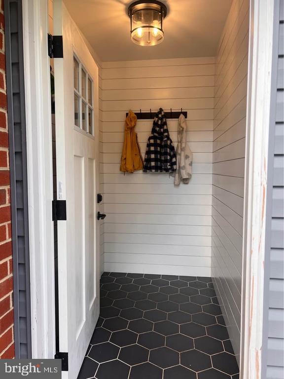 Foto del edificio - 6122 Rolling View Dr