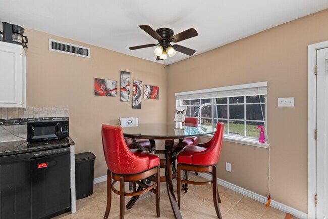 Foto del edificio - 3384 P Ave