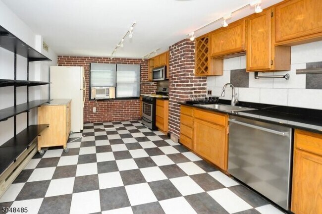 Building Photo - 426 Union Blvd