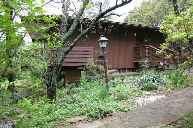 Foto del edificio - 1333 N Edgehill Dr