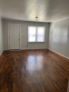 Foto principal - 2 bedroom, 1 bath duplex.