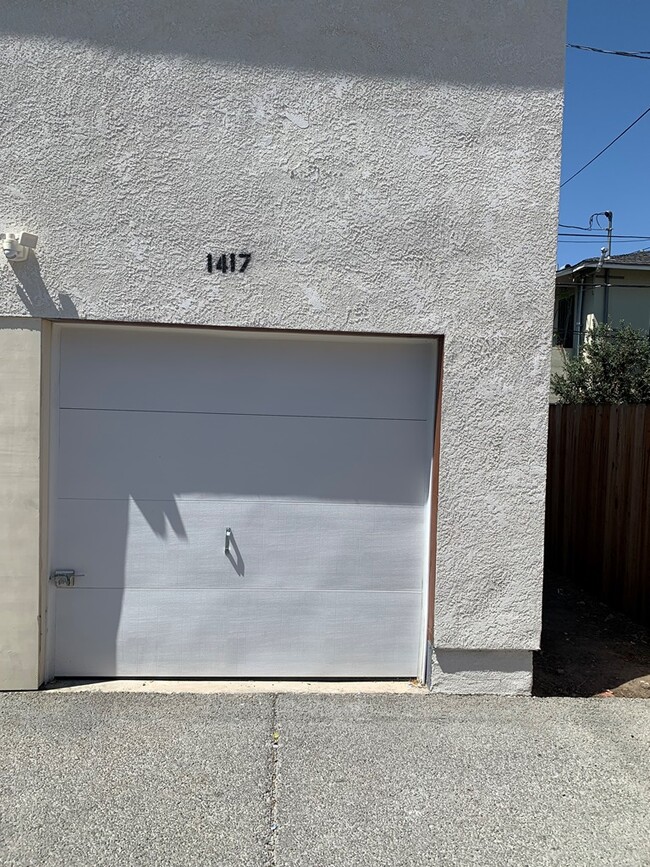 Building Photo - 1417 W 81st St